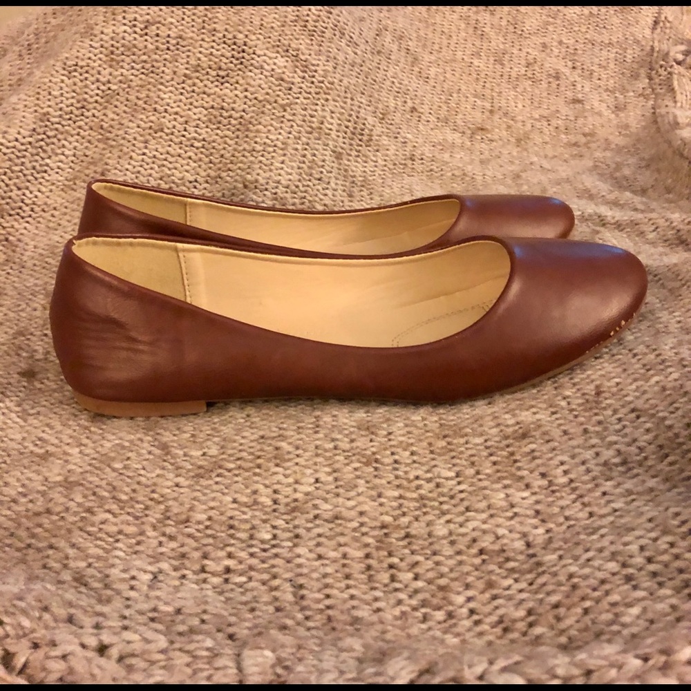 Women Flats Size 8. Worn once. Brown